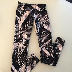 Lululemon leggings in black & white
